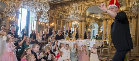 Magdalena de Suecia y su hija Leonor con los niños de My Big Day viendo al mago Tobbe