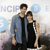 Hiba Abouk y Rubén Cortada en la presentación del final de 'El Príncipe'