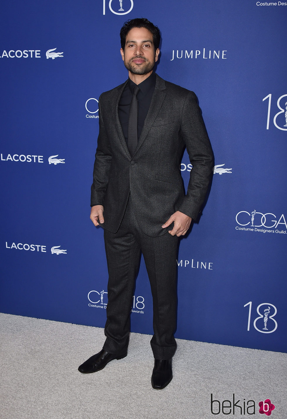 Adam Rodriguez en la entrega de los Costume Designers Guild Awards en Los Ángeles