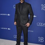 Adam Rodriguez en la entrega de los Costume Designers Guild Awards en Los Ángeles