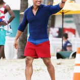 Dwayne Johnson saludando en el rodaje de 'Los vigilantes de la playa'