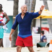 Dwayne Johnson saludando en el rodaje de 'Los vigilantes de la playa'