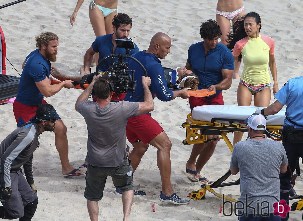 Dwayne Johnson socorriendo a una víctima en el rodaje de 'Los vigilantes de la playa'