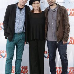 Óscar Ladoire, Verónica Forqué y David Serrano en la presentación de 'Tenemos que hablar'