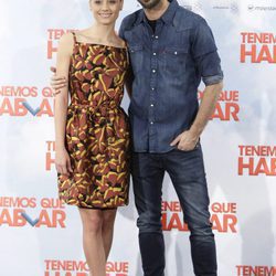 Michelle Jenner y Hugo Silva en la presentación de 'Tenemos que hablar'