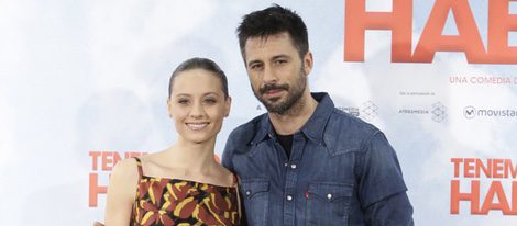 Michelle Jenner y Hugo Silva en la presentación de 'Tenemos que hablar'