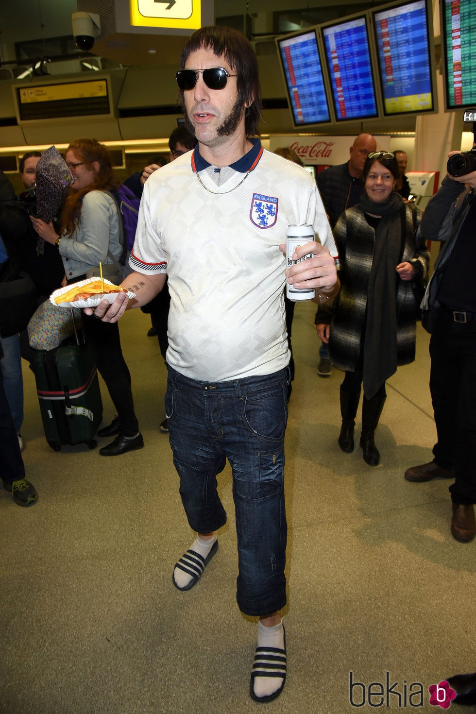 Sacha Baron Cohen promociona 'Grimsby' en el aeropuerto de Berlín