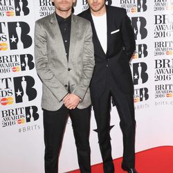 Louis Tomlinson y Liam Payne en la alfombra roja de los Premios Brit 2016