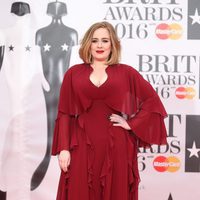 Adele en la alfombra roja de los Premios Brit 2016