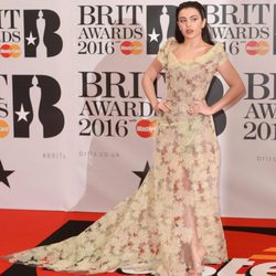 Charli XCX en la alfombra roja de los Premios Brit 2016