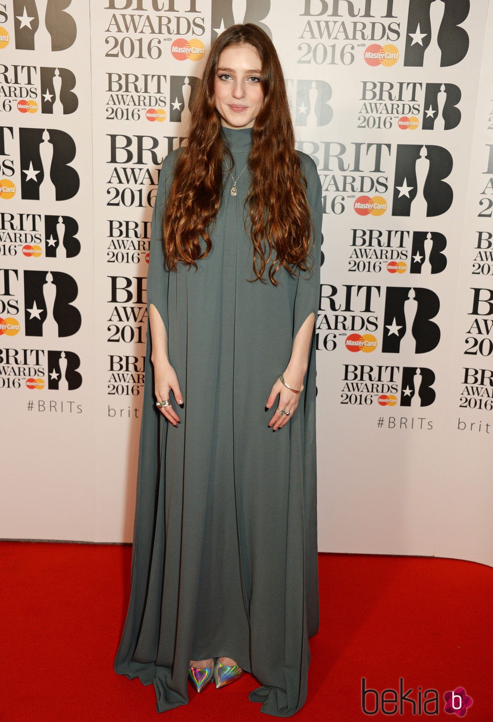 Birdy en la alfombra roja de los Premios Brit 2016