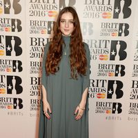 Birdy en la alfombra roja de los Premios Brit 2016