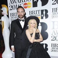 Kylie Minogue y Joshua Sasse en la alfombra roja de los Premios Brit 2016