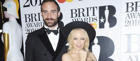 Kylie Minogue y Joshua Sasse en la alfombra roja de los Premios Brit 2016