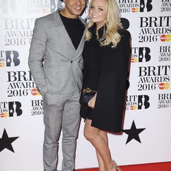 Emma Bunton y Jade Jones en la alfombra roja de los Premios Brit 2016