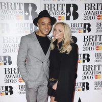 Emma Bunton y Jade Jones en la alfombra roja de los Premios Brit 2016