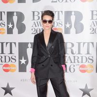 Noomi Rapace en la alfombra roja de los Premios Brit 2016