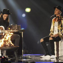 Justin Bieber y James en su actuación en los Premios Brit 2016