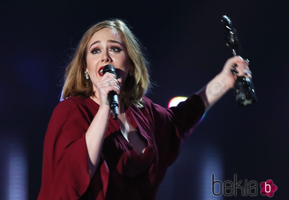 Adele recoge su galardón en los Premios Brit 2016