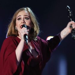 Adele recoge su galardón en los Premios Brit 2016