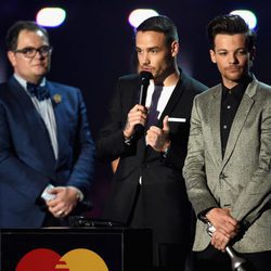 Liam Payne y Louis Tomlinson recogen su galardón en los Premios Brit 2016