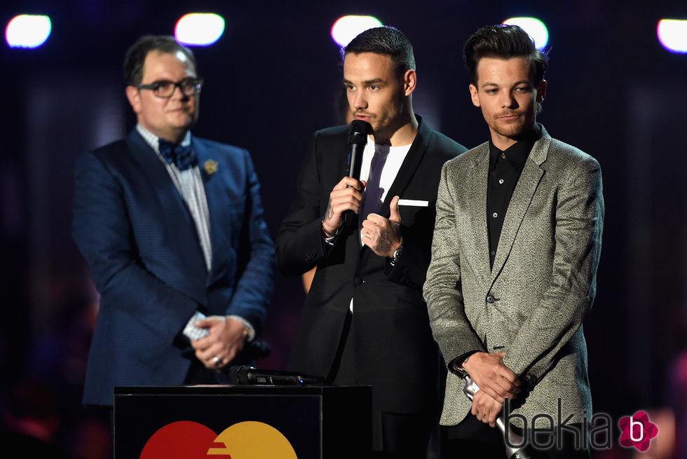 Liam Payne y Louis Tomlinson recogen su galardón en los Premios Brit 2016