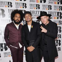 Major Lazer y DJ Snake en la alfombra roja de los Premios Brit 2016