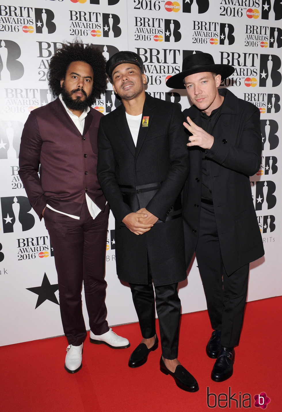 Major Lazer y DJ Snake en la alfombra roja de los Premios Brit 2016