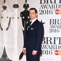 Henry Cavill en la alfombra roja de los Premios Brit 2016