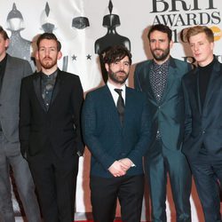 Foals en la alfombra roja de los Premios Brit 2016