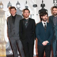 Foals en la alfombra roja de los Premios Brit 2016