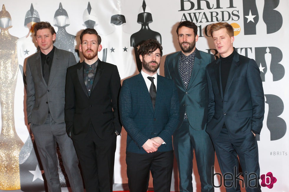 Foals en la alfombra roja de los Premios Brit 2016