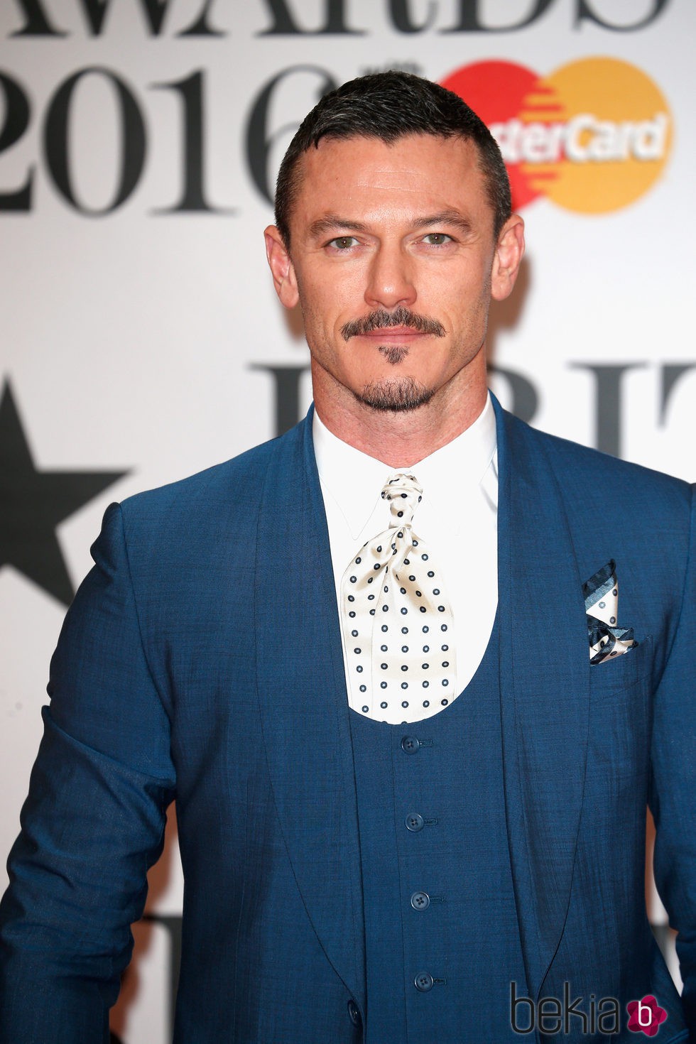 Luke Evans en la alfombra roja de los Premios Brit 2016