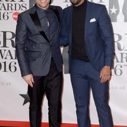 Olly Murs y Craig David en la alfombra roja de los Premios Brit 2016