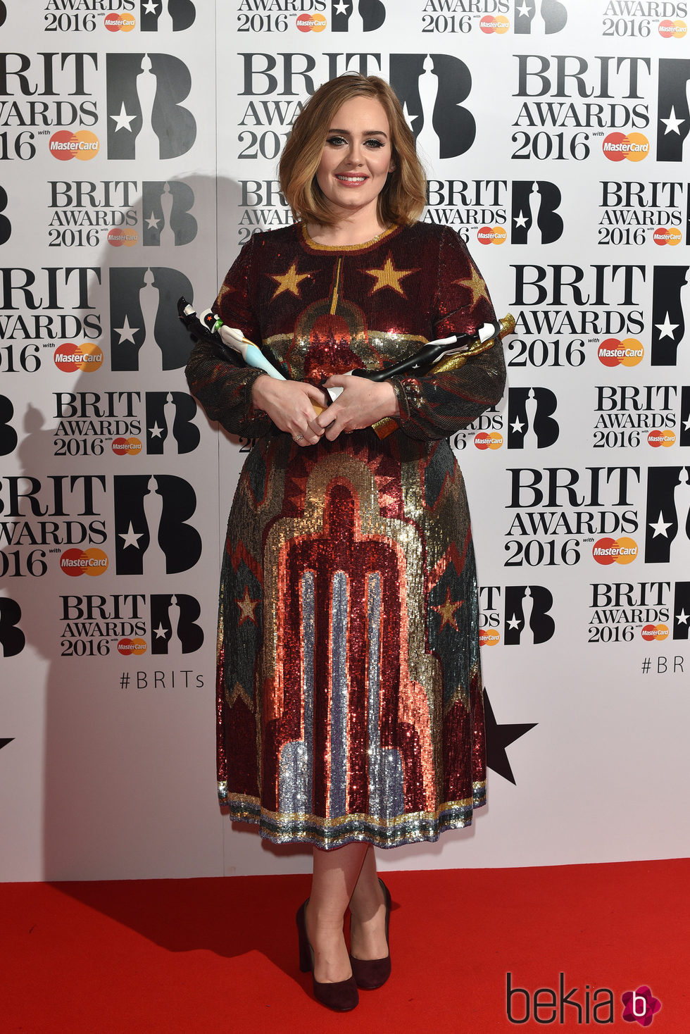 Adele sostiene sus Premios Brit 2016