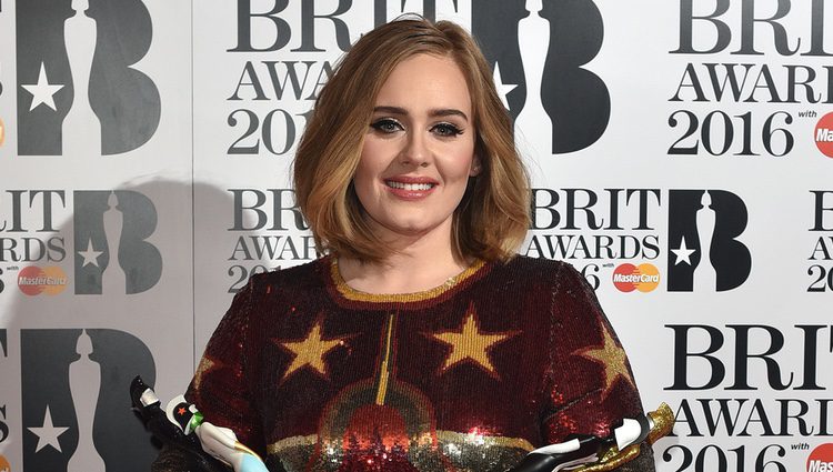 Adele sostiene sus Premios Brit 2016