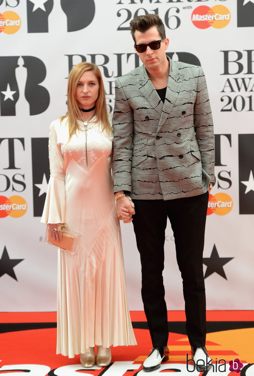 Mark Ronson y Joséphine de La Baume en la alfombra roja de los Premios Brit 2016