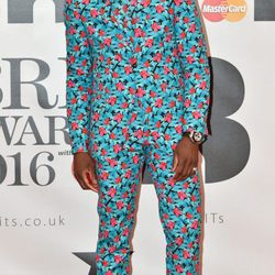 Labrinth en la alfombra roja de los Premios Brit 2016