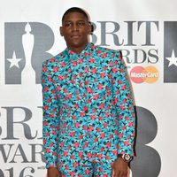 Labrinth en la alfombra roja de los Premios Brit 2016