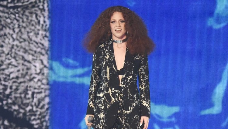 Jess Glynne en su actuación en los Premios Brit 2016