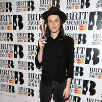 James Bay recoge su galardón en los Premios Brit 2016