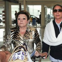 María Navarro e Isabel Pantoja en el aeropuerto de Barcelona