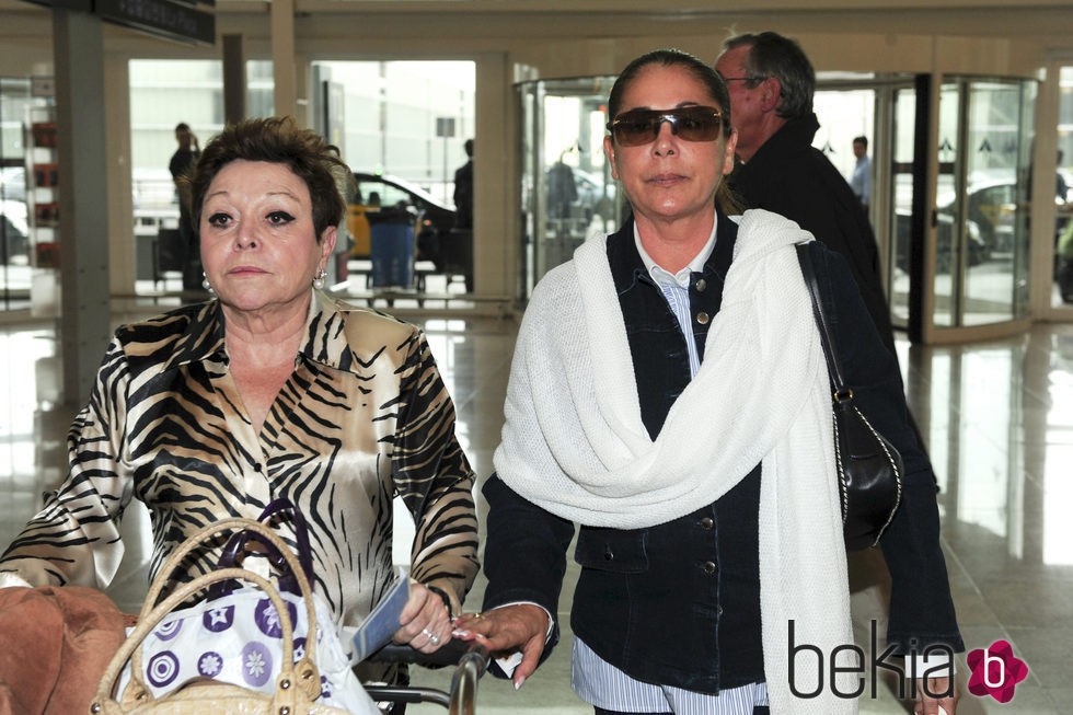 María Navarro e Isabel Pantoja en el aeropuerto de Barcelona