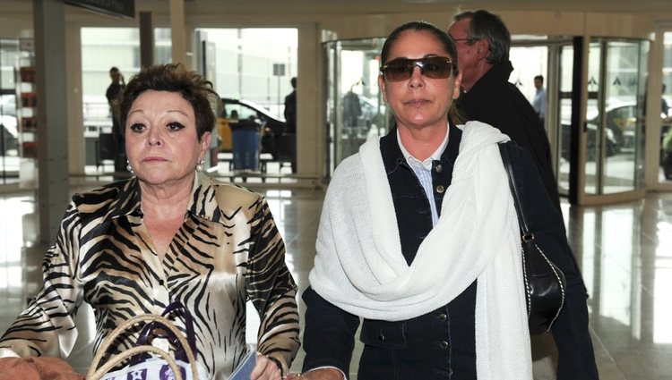 María Navarro e Isabel Pantoja en el aeropuerto de Barcelona