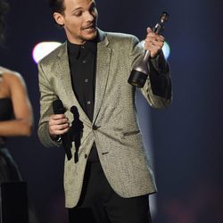 Louis Tomlinson recogiendo el Premio Brit 2016 de One Direction