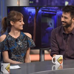 Michelle Jenner y Hugo Silva muy cómplices presentando 'Tenemos que hablar' en 'El hormiguero'