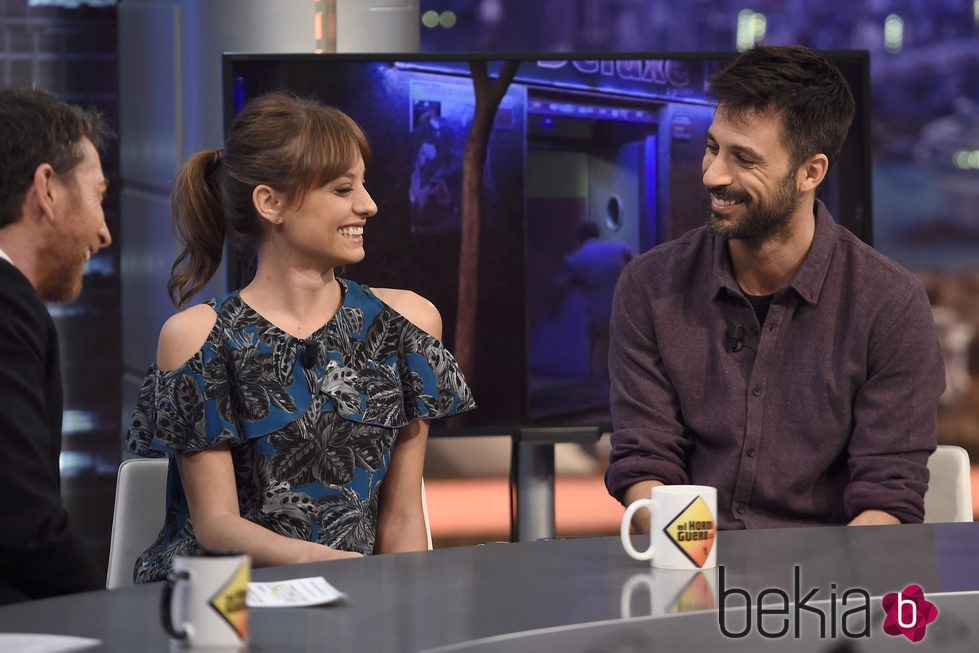 Michelle Jenner y Hugo Silva muy cómplices presentando 'Tenemos que hablar' en 'El hormiguero'