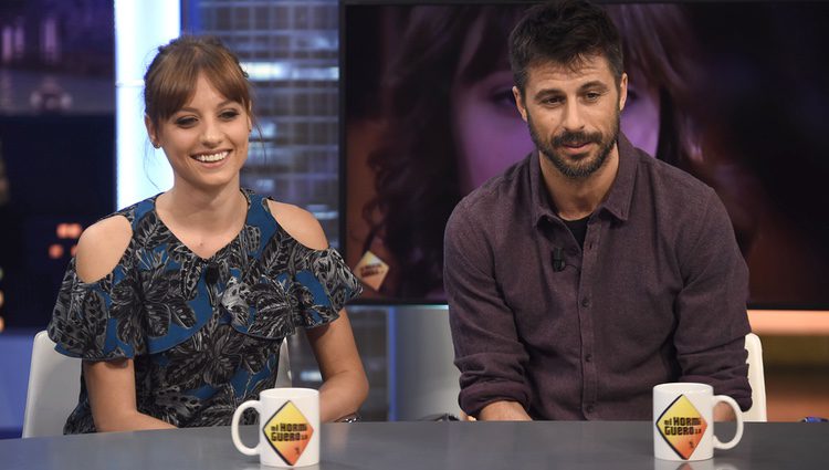 Michelle Jenner y Hugo Silva muy cómplices presentando 'Tenemos que hablar' en 'El hormiguero'