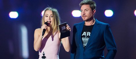 Suki Waterhouse y Simon Le Bon entregando un premio en la gala Brit Awards 2016