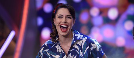 Pilar Rubio tocando el ukulele en 'El hormiguero'